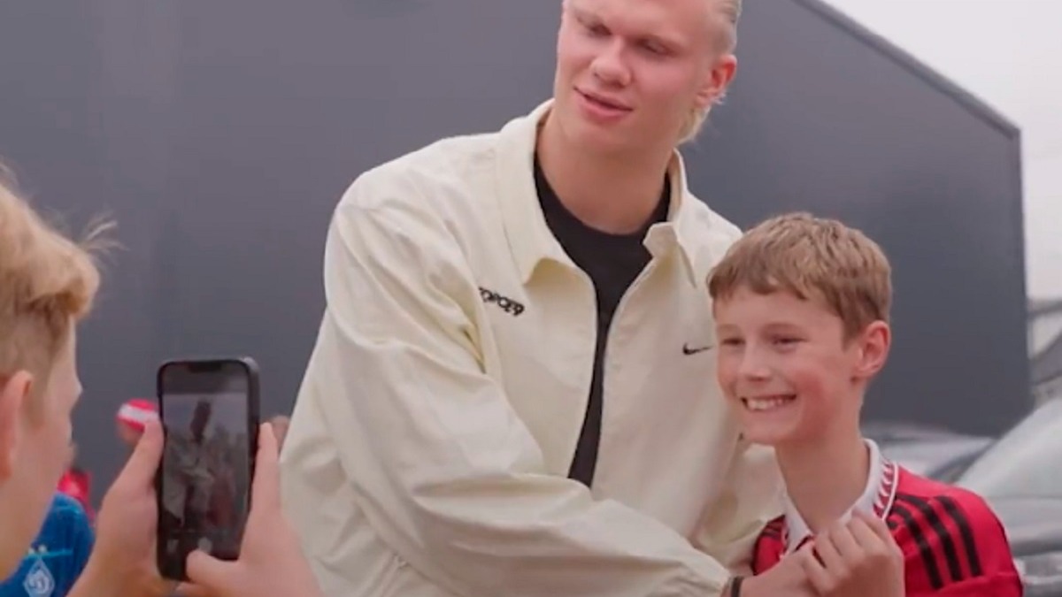 Haland prekrio Junajtedov grb rukom, ali ispunio želju navijaču